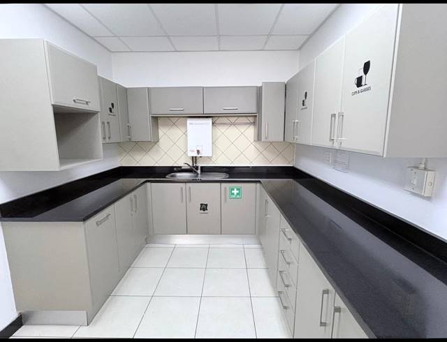 424M² OFFICE TO LET IN MIDRIDGE PARK